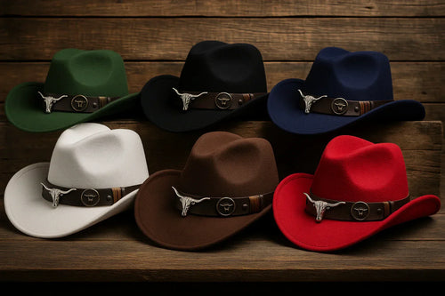 Chapeaux cowboy de différentes couleurs en daim posés sur une table en bois, illustrant les styles western variés.